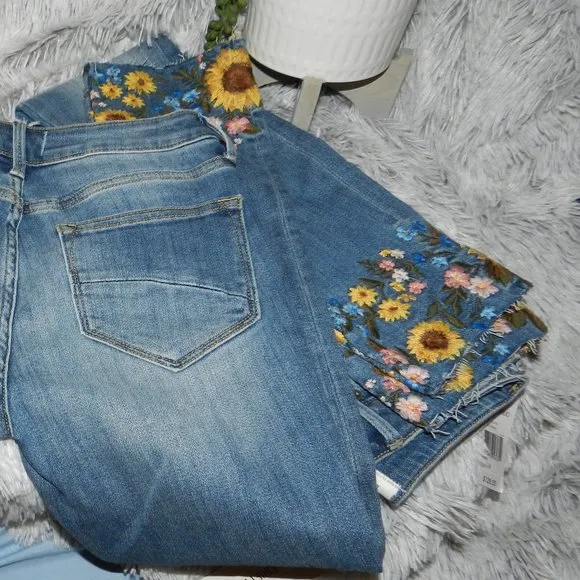 DRIFTWOOD COLETTE CROP 🌻🌸❀✿EMBROIDERED JEANS LIGHT WASH NWT🆕FAST 🏃‍♀️⚡🚚