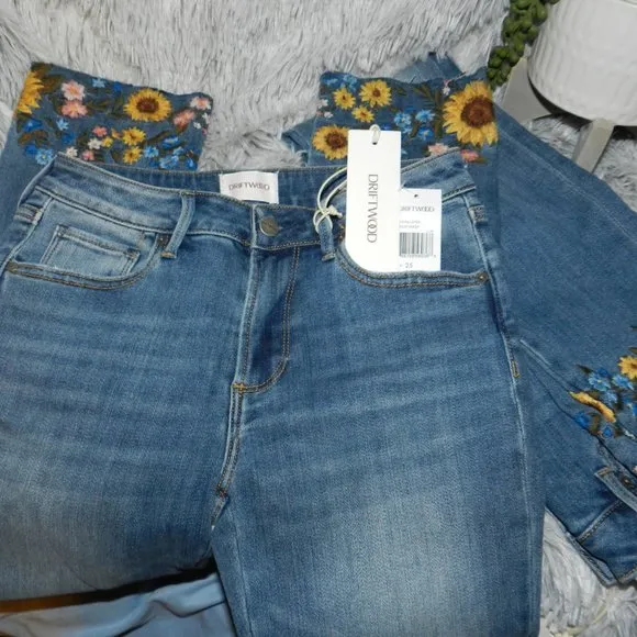 DRIFTWOOD COLETTE CROP 🌻🌸❀✿EMBROIDERED JEANS LIGHT WASH NWT🆕FAST 🏃‍♀️⚡🚚