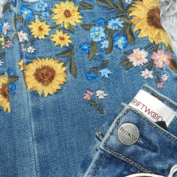 DRIFTWOOD COLETTE CROP 🌻🌸❀✿EMBROIDERED JEANS LIGHT WASH NWT🆕FAST 🏃‍♀️⚡🚚