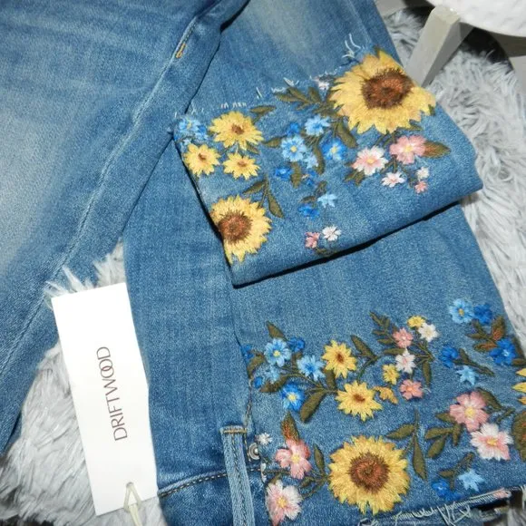 DRIFTWOOD COLETTE CROP 🌻🌸❀✿EMBROIDERED JEANS LIGHT WASH NWT🆕FAST 🏃‍♀️⚡🚚