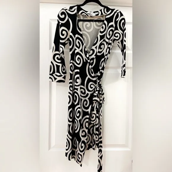 DVF Diane Von Furstenberg NEW JULIAN TWO Silk Jersey Wrap Dress Swirl Black sz 4