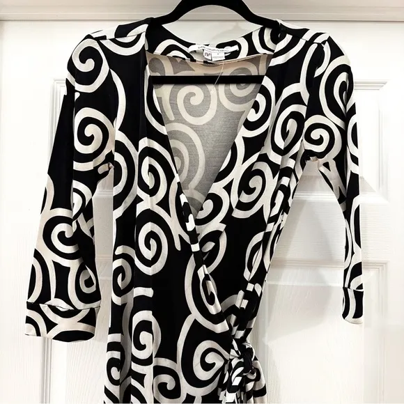 DVF Diane Von Furstenberg NEW JULIAN TWO Silk Jersey Wrap Dress Swirl Black sz 4