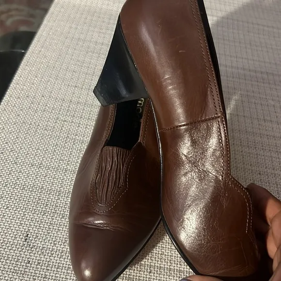 Fence Mode Size 6.5 this shoes run bigger Brown Leather Pump , super elegant