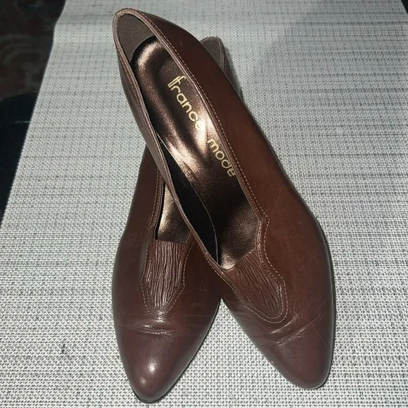 Fence Mode Size 6.5 this shoes run bigger Brown Leather Pump , super elegant