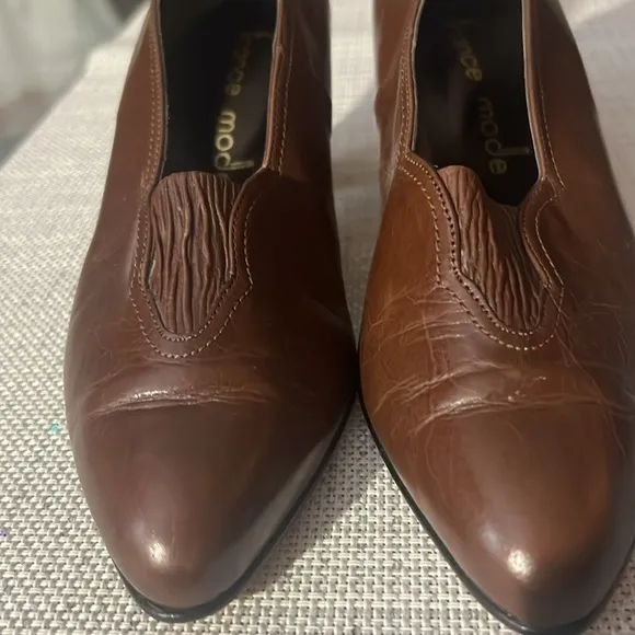 Fence Mode Size 6.5 this shoes run bigger Brown Leather Pump , super elegant