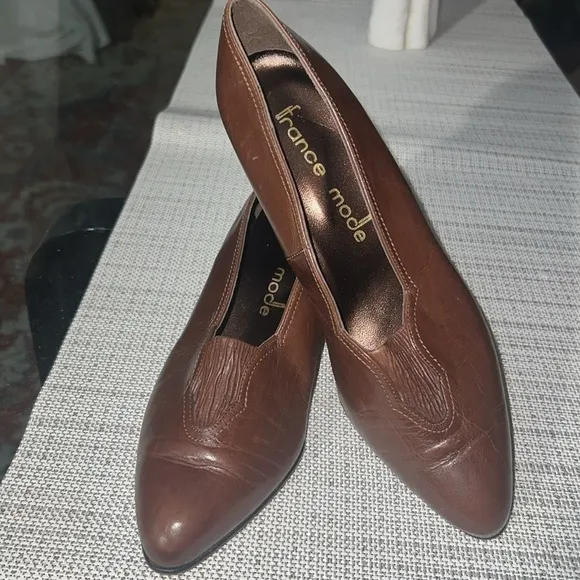 Fence Mode Size 6.5 this shoes run bigger Brown Leather Pump , super elegant