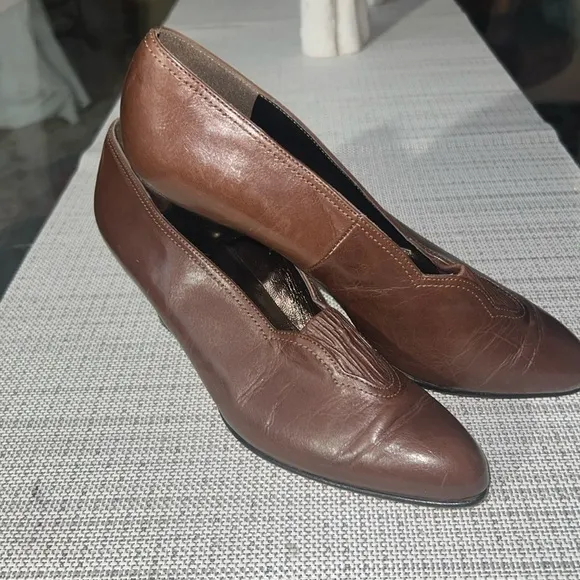 Fence Mode Size 6.5 this shoes run bigger Brown Leather Pump , super elegant