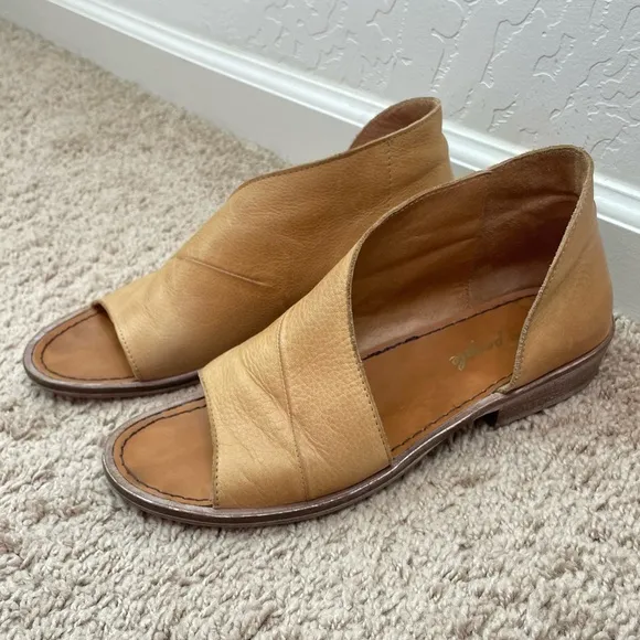 FREE PEOPLE Mont Blanc Boho Asymmetrical Leather Sandal Size 39 / 9 in Nude Tan