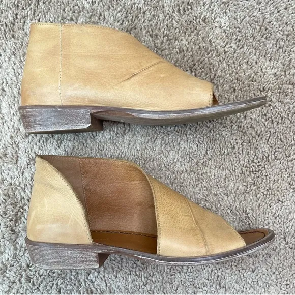 FREE PEOPLE Mont Blanc Boho Asymmetrical Leather Sandal Size 39 / 9 in Nude Tan