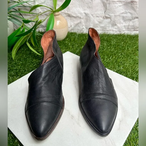 Free people Royale Asymmetrical Flat(Women)$198.00 size like new