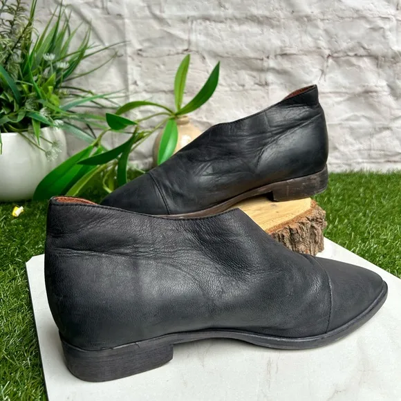 Free people Royale Asymmetrical Flat(Women)$198.00 size like new