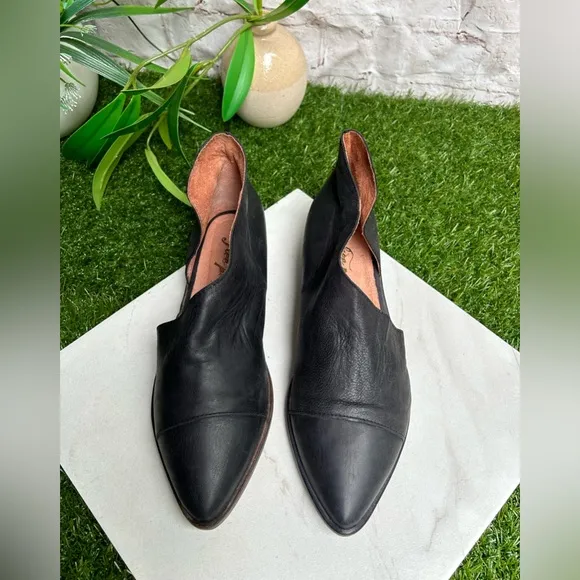 Free people Royale Asymmetrical Flat(Women)$198.00 size like new