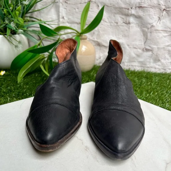Free people Royale Asymmetrical Flat(Women)$198.00 size like new