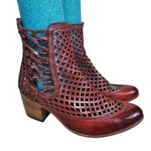 Freebird by Steven Womens Lazor Perforated Ankle Boots Sz 8 Leather Distressed