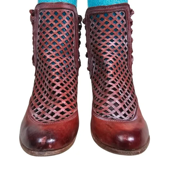 Freebird by Steven Womens Lazor Perforated Ankle Boots Sz 8 Leather Distressed