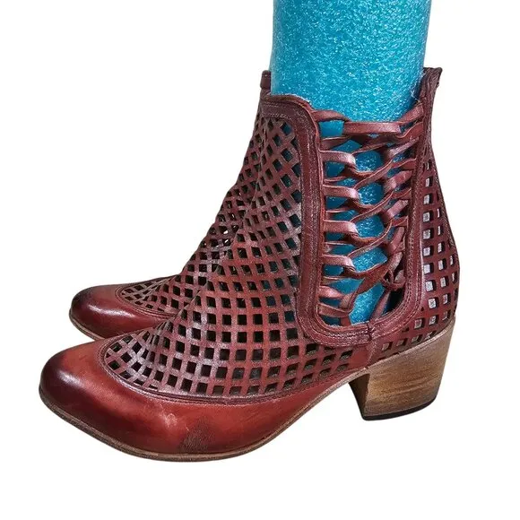 Freebird by Steven Womens Lazor Perforated Ankle Boots Sz 8 Leather Distressed