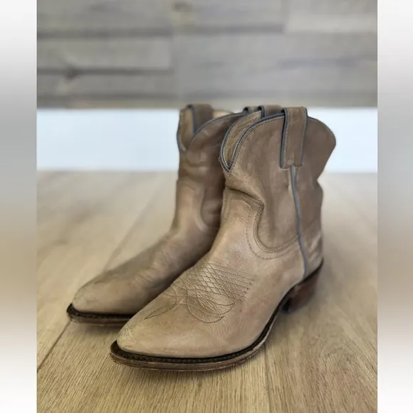 Frye billy grey cream distressed stitched short cowgirl boots booties cowboy 6