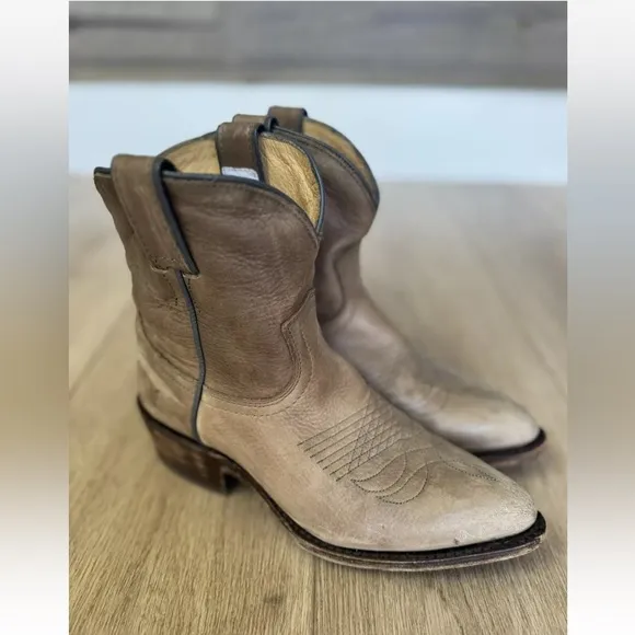 Frye billy grey cream distressed stitched short cowgirl boots booties cowboy 6