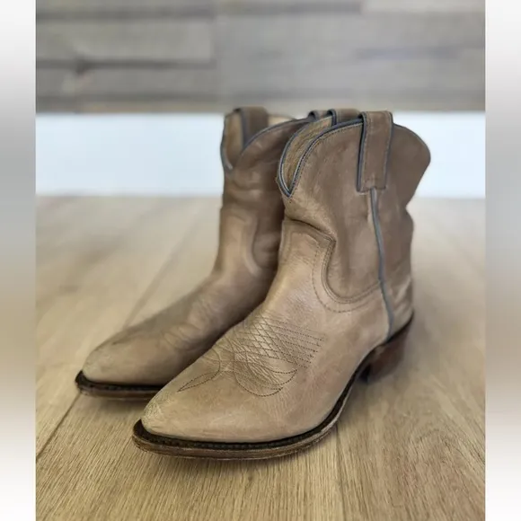 Frye billy grey cream distressed stitched short cowgirl boots booties cowboy 6