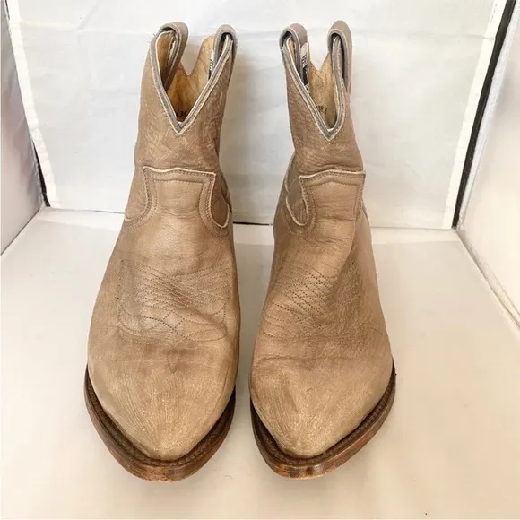 Frye billy white grey cream distressed stitched short boots booties Cowboy 6.5