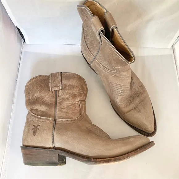 Frye billy white grey cream distressed stitched short boots booties Cowboy 6.5