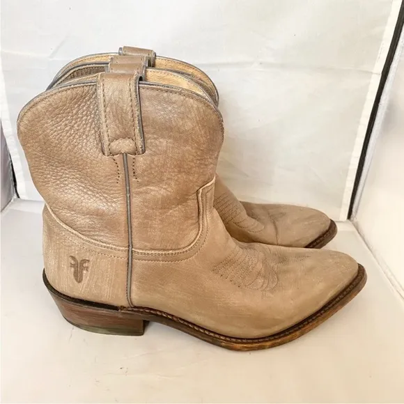 Frye billy white grey cream distressed stitched short boots booties Cowboy 6.5
