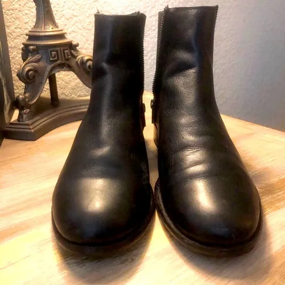 FRYE Carly Zipper Accent Leather Ankle Booties in Black SZ 11 MSRP $298