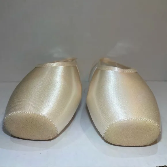 Gaynor Minden new never worn sleek fit Europe ballerina dance pointe shoes 8.5