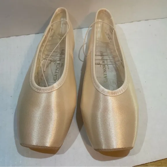 Gaynor Minden new never worn sleek fit Europe ballerina dance pointe shoes 8.5
