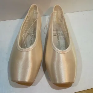 Gaynor Minden new never worn sleek fit Europe ballerina dance pointe shoes 8.5
