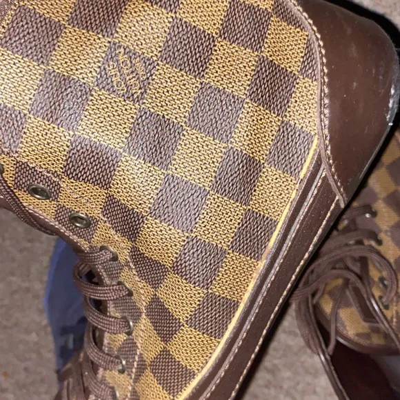 Good condition , don’t want them no more i don’t have the Louis Vuitton box tho