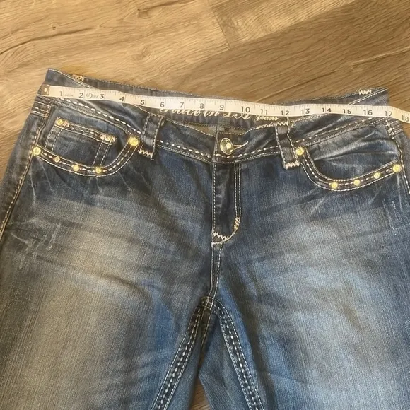 GRACE IN LA WOMEN'S MEDIUM WASH CROSS EMBROIDERED MID RISE BOOTCUT Size:30