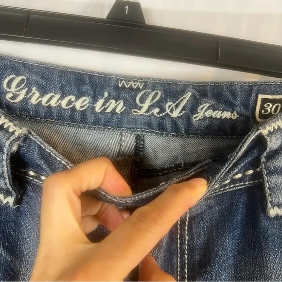 GRACE IN LA WOMEN'S MEDIUM WASH CROSS EMBROIDERED MID RISE BOOTCUT Size:30