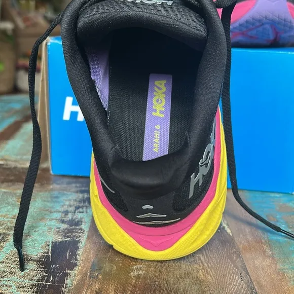 HOKA Arahi 6 Running Shoes 7B Like New with Original Box