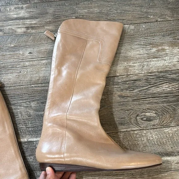J VINCENT WOMEN TAN LEATHER BACK ZIP RETRO VINTAGE 90S FLAT KNEE BOOTS, 8 1/2M