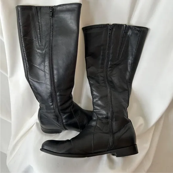 La Canadienne Black leather knee-high boots size 8.