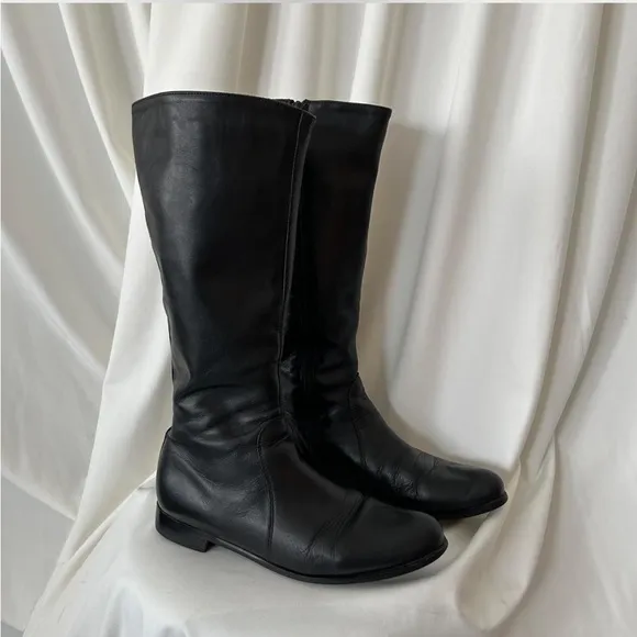 La Canadienne Black leather knee-high boots size 8.