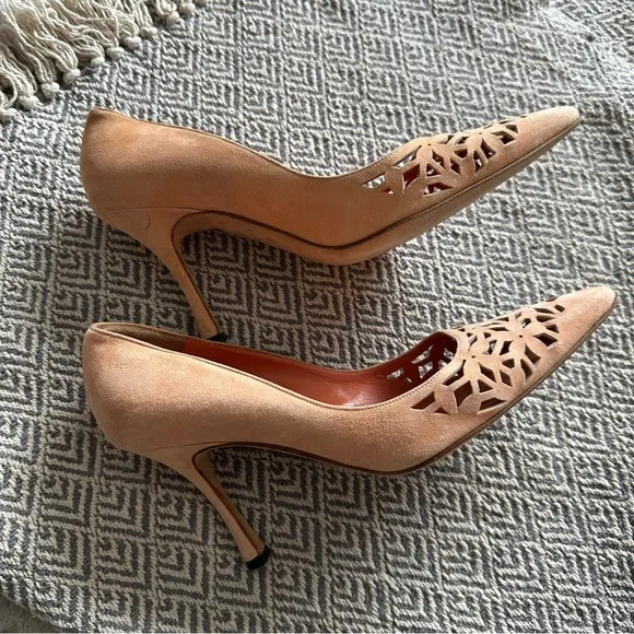 Manolo Blahnik Fiorix Laser Cut Peach Suede Pointed Toe Heels | Size 38.5/ 8.5