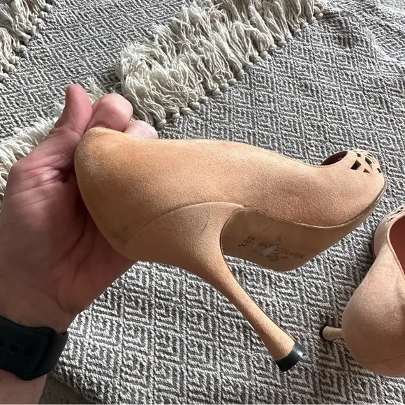 Manolo Blahnik Fiorix Laser Cut Peach Suede Pointed Toe Heels | Size 38.5/ 8.5