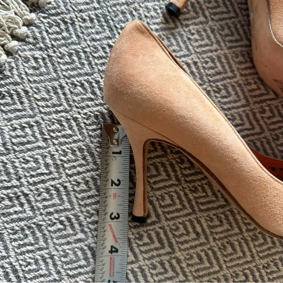 Manolo Blahnik Fiorix Laser Cut Peach Suede Pointed Toe Heels | Size 38.5/ 8.5