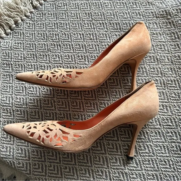 Manolo Blahnik Fiorix Laser Cut Peach Suede Pointed Toe Heels | Size 38.5/ 8.5
