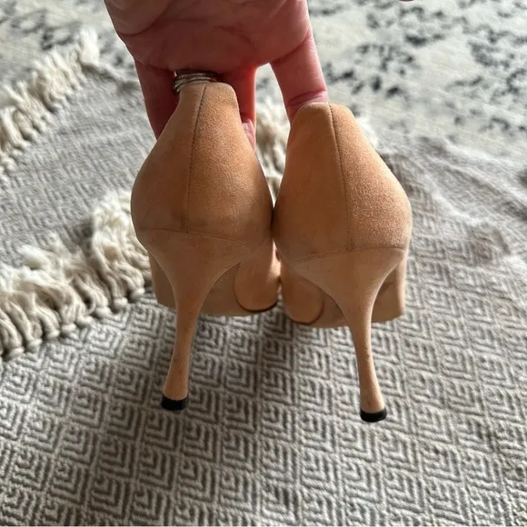 Manolo Blahnik Fiorix Laser Cut Peach Suede Pointed Toe Heels | Size 38.5/ 8.5