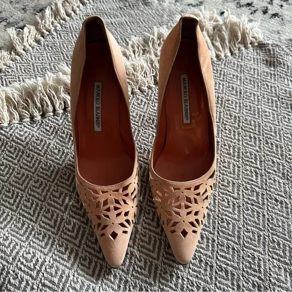 Manolo Blahnik Fiorix Laser Cut Peach Suede Pointed Toe Heels | Size 38.5/ 8.5