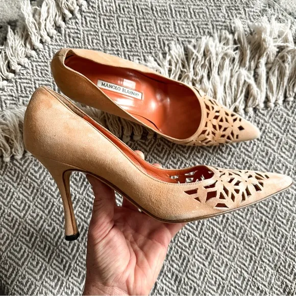 Manolo Blahnik Fiorix Laser Cut Peach Suede Pointed Toe Heels | Size 38.5/ 8.5