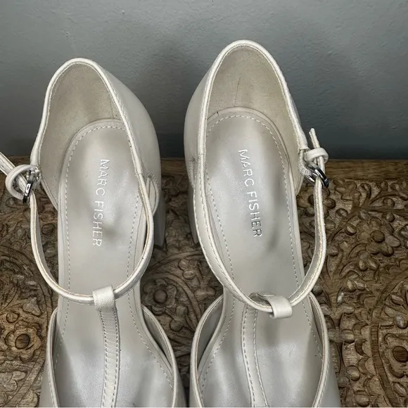 Marc Fisher Cyrene Cream T-Strap Block Heel Shoes Sz 8