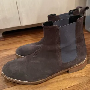 MEN’s CHELSEA REPRESENT SUEDE BOOT IN BROWN, SIZE 10‎