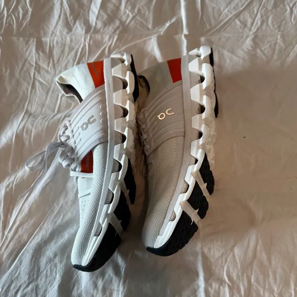 Men's On Cloud Cloudswift  White and Orange Running Shoes size 10.5 worn once