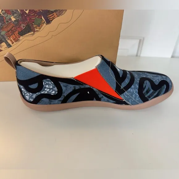 Men’s Size 11.5 UIN Slip On Shoes Canvas Comfortable Loafers &quot;Charming Kiss&quot;
