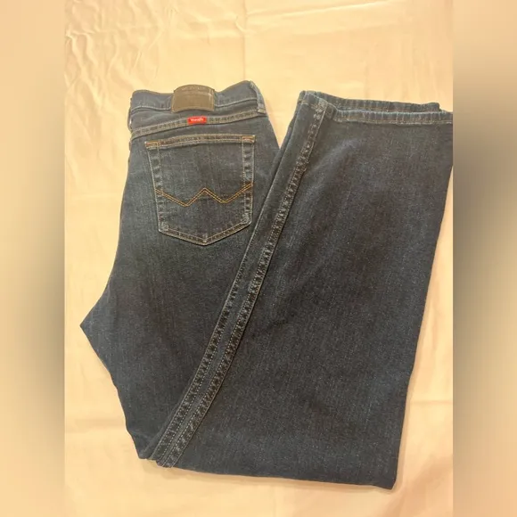 Men’s Wrangler Relaxed Boot Jeans size 33x32