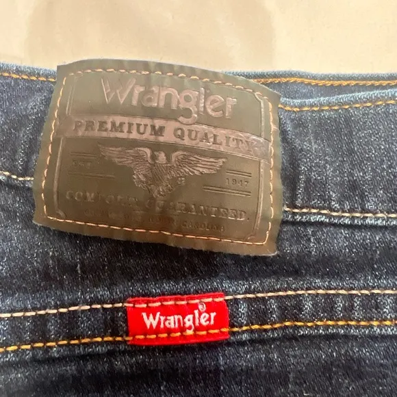 Men’s Wrangler Relaxed Boot Jeans size 33x32
